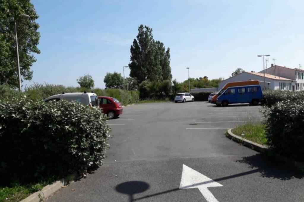 Ferienwohnung Beau T3 *** Pour 2 A 4 Pers Avec Patio Privatif La Couarde-sur-Mer Exterior foto
